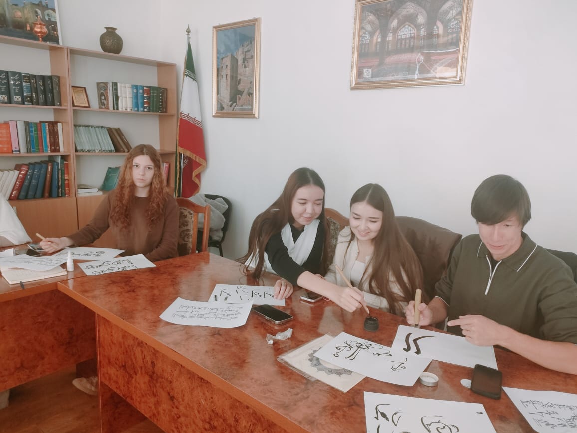 ШЫҒЫСТАНУ ФАКУЛЬТЕТІНДЕ АРАБ КАЛЛИГРАФИЯСЫ БОЙЫНША ШЕБЕРЛІК САБАҒЫ ӨТТІ